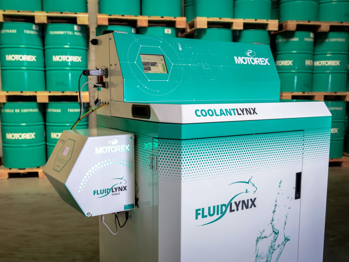 MOTOREX FluidLynx és CoolantLynx berendezés, mögötte MOTOREX-hordók raklapon